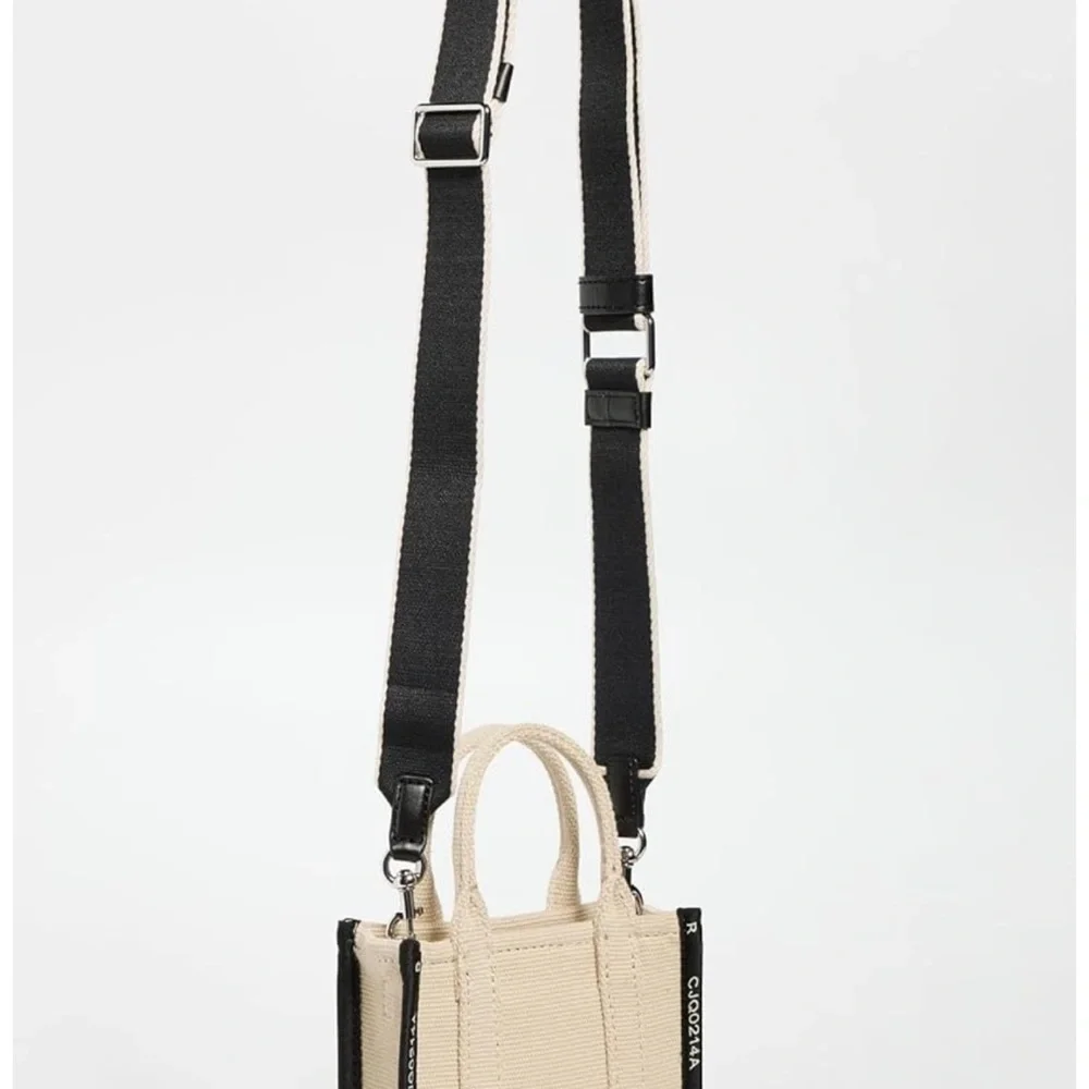 Marc Jacobs Beige Jacquard Crossbody Tote Bag “NEW”
In original packaging ‼️ - Picture 10 of 16